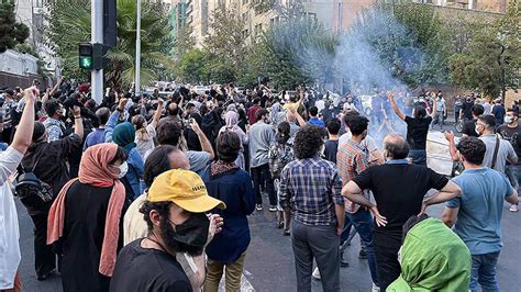 İ­r­a­n­­d­a­ ­M­a­r­ş­ ­S­ö­y­l­e­m­e­y­i­ ­R­e­d­d­e­d­e­n­ ­1­6­ ­Y­a­ş­ı­n­d­a­k­i­ ­Ç­o­c­u­k­ ­Ö­l­d­ü­r­ü­l­d­ü­